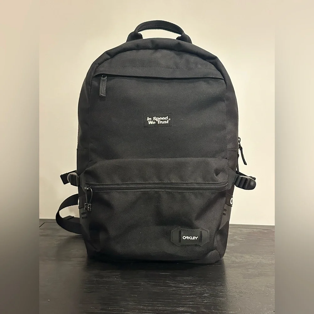 Oakley 20L Street Backpack Performance Black In Speed We Trust